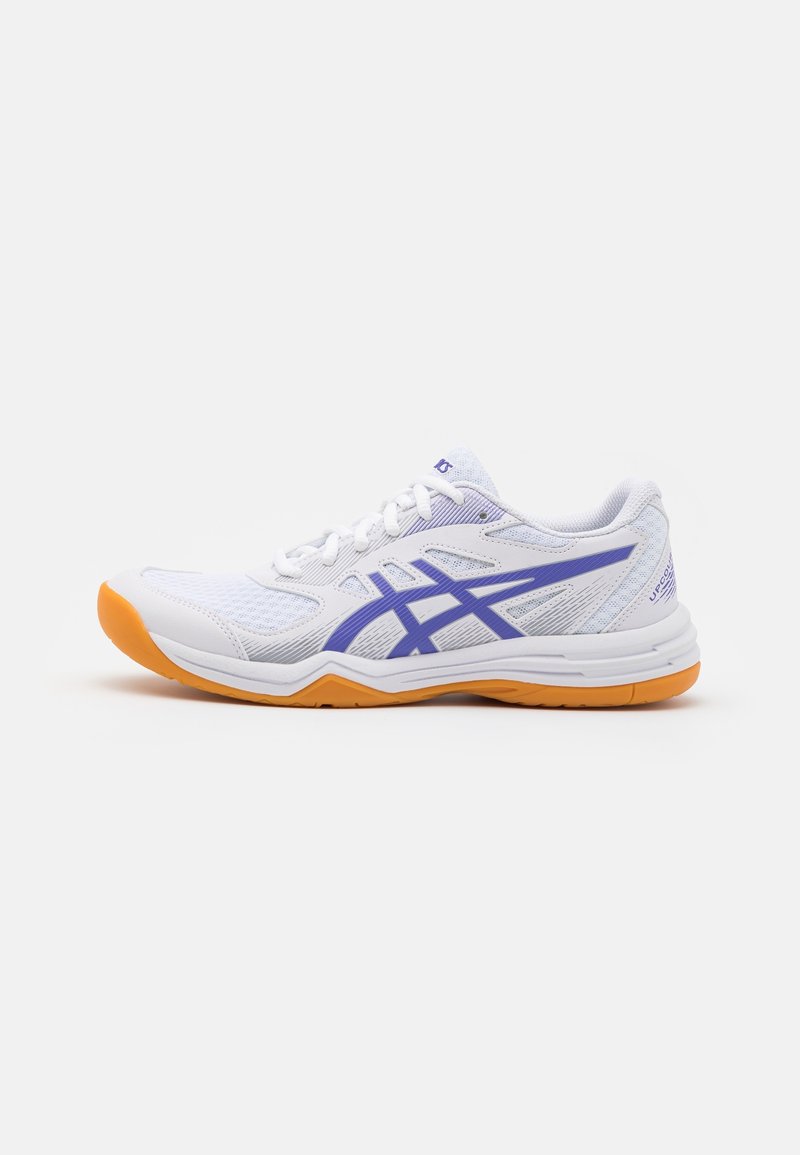 Baskets blanches de sport avec logo bleu et semelle orange, vues de côté sur un fond uni.