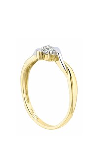 Zeltīta un balta zelta saderināšanās gredzens ar apaļu dimantu centrā, gluda josla un konusveida iestatījums, izceļot jauktu metālu dizainu.