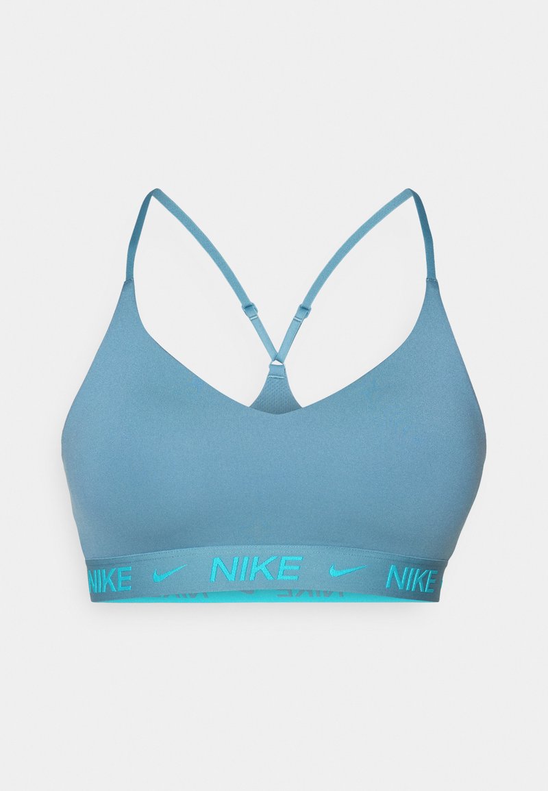 Sujetador deportivo azul claro con tirantes finos ajustables, textura de tela suave y una banda elástica azul contrastante con el logo de Nike.