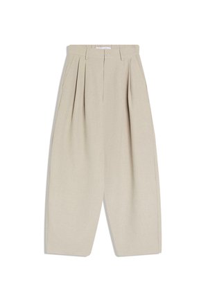 Pantaloni beige a gamba larga con vita alta, caratterizzati da pieghe frontali, chiusura con bottone e texture liscia. Tasche non visibili.