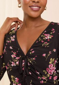 Love & Roses RUCHED FRONT REGULAR FIT - Hosszú ujjú felső - black floral