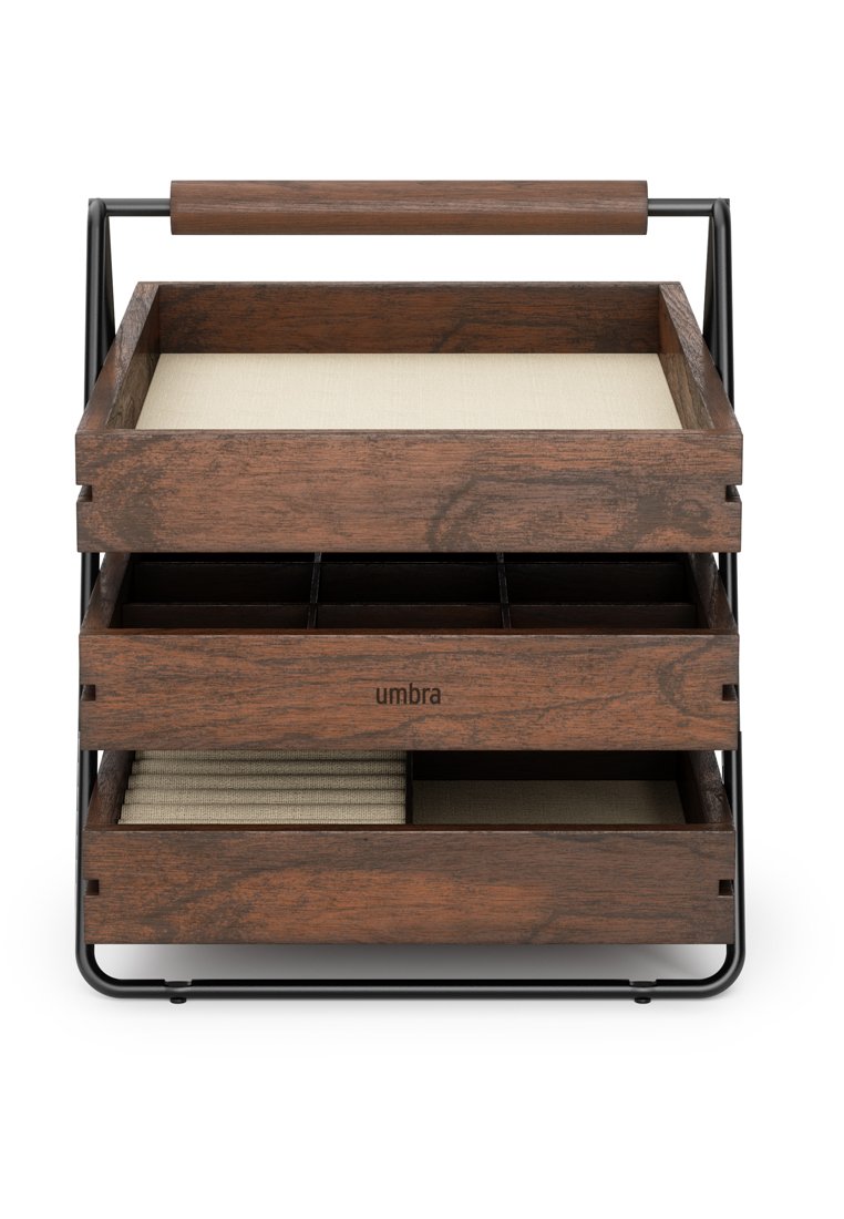 Drewniany organizer na przechowywanie z trzema pojemnikami wyłożonymi tkaniną, w ciemnym brązowym wykończeniu, czarną metalową ramą i uchwytem na górze do łatwego przenoszenia.