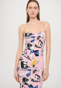 MOSCHINO JEANS RAMAGE - Pārliekama kleita - fantasia rosa
