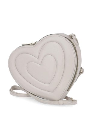 Kleine lichtgrijze crossbodytas in hartvorm met gestikt hartpatroon en ritssluiting, dunne verstelbare riem ligt aan de voorkant.
