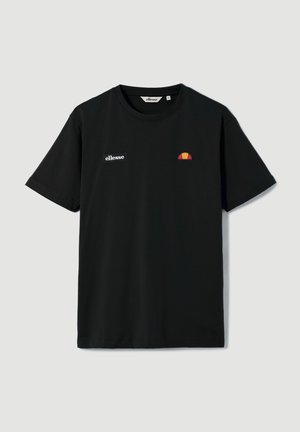 Sort T-shirt med korte ærmer og rund hals, Ellesse-logo på venstre bryst samt et lille rødt og orange halvcirkel-emblem på højre bryst.