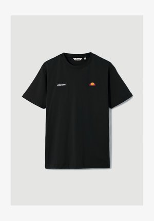 T-shirt noir à manches courtes avec col rond, patch du logo Ellesse sur le côté gauche de la poitrine, et petit emblème en demi-cercle rouge et orange sur le côté droit de la poitrine.