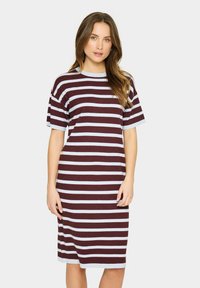 Rochie striped în nuanțe de vișiniu și bleu deschis, cu mâneci scurte, confecționată dintr-un material moale, având o croială lejeră și un design până la genunchi.