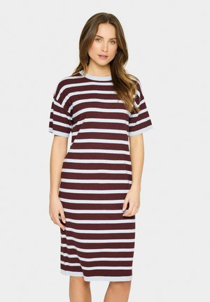 Robe rayée bordeaux et bleu clair à manches courtes, en tissu doux, avec une coupe décontractée et une longueur au genou.
