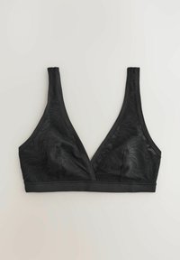 Čierny bralet s trojuholníkovým dizajnom, vyrobený z jemnej čipky prekrytej hladkým pásom, s kvetinovým vzorom a nastaviteľnými ramienkami.
