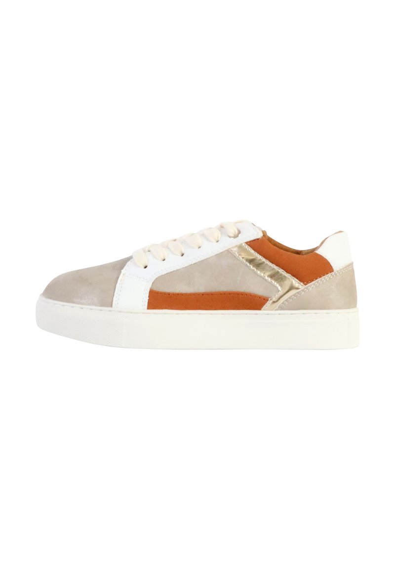 Sneaker in suede e pelle con pannelli beige, bianchi e ruggine, e un accento dorato. Design con lacci, punta rotonda e suola in gomma bianca.