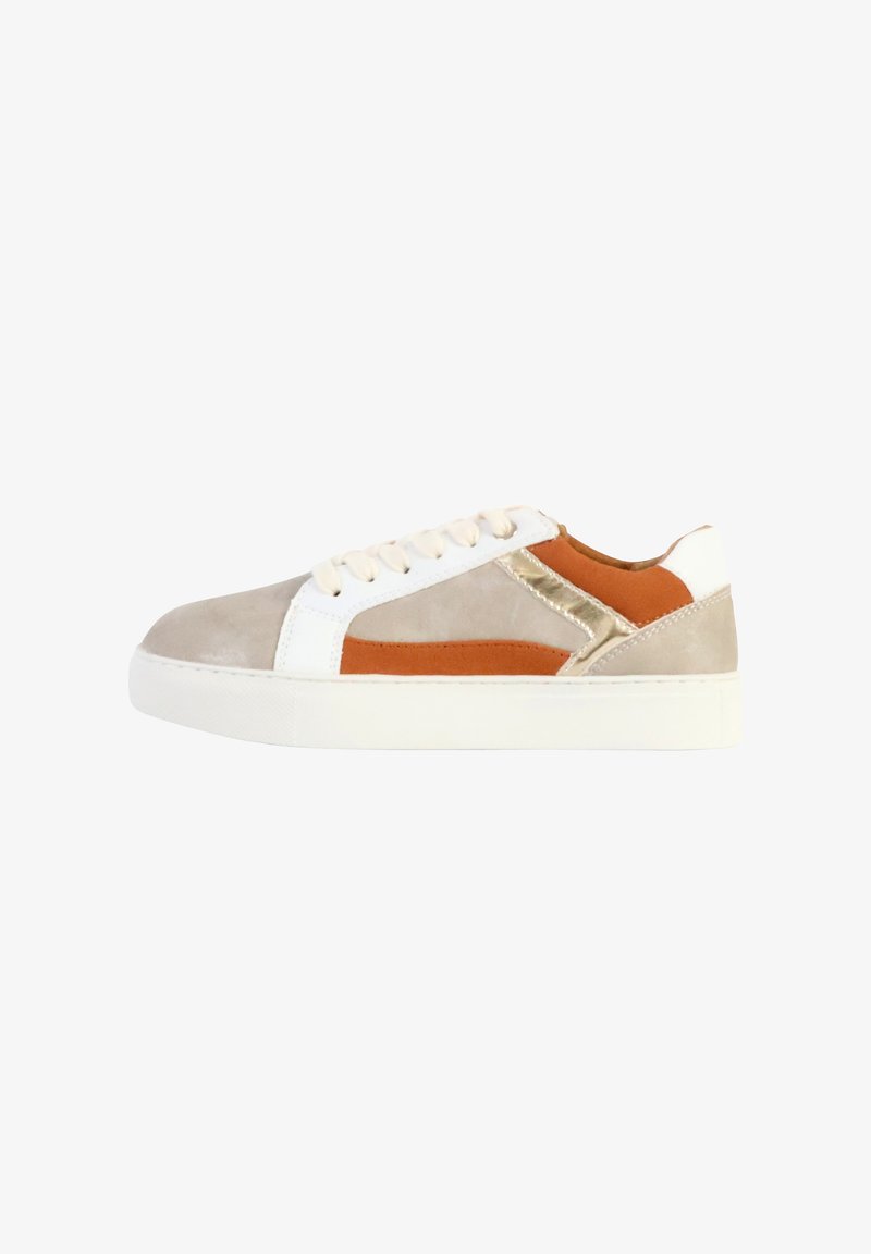 Zapatillas de ante y cuero con paneles en beige, blanco y óxido, y un acento dorado. Diseño de cordones, punta redondeada y suela de goma blanca.