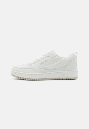 Witte sportieve sneakers met een glad leren bovenwerk, een ronde neus en een chunky zool met een gestructureerde grip. Fila-logo detail aan de zijkant.