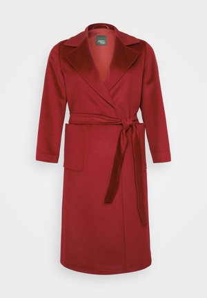 Roter Wollmischung-Wickelmantel mit langen Ärmeln, eingeschnittener Kragen, taillierter Gürtel und zwei vorderen Taschen. Glatte Textur und knielanges Design.