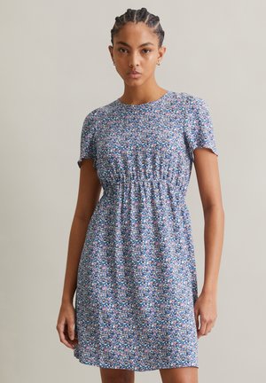 Blumenmuster-Kurzarmkleid in Blau mit geraffter Taille und weichem, leichtem Stoff. Akzentuiert mit mehrfarbigen Blumenmustern.