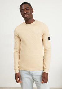 Calvin Klein Jeans BADGE TEE - Hosszú ujjú felső - warm sand