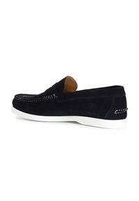 Námořnické semišové slip-on boty s bílou gumovou podešví, se kontrastním prošíváním a zaobleným designem špičky. Hladká textura a minimální zdobení.