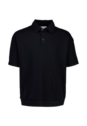 Musta polo-paita, joka on valmistettu pehmeästä kankaasta, jossa on kaulus, kolme nappia, lyhyet hihat ja suora helma rentoa istuvuutta varten.