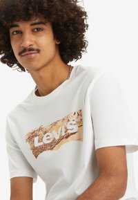 Levi's® GRAPHIC CREWNECK TEE - Camiseta estampada - white