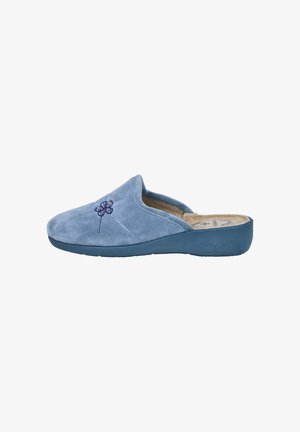 Zapatilla suave azul de tipo slip-on con una flor bordada en navy en la parte superior, plantilla acolchada y suela ligeramente elevada.