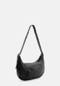 Borsa a spalla in pelle nera con forma curvata, dotata di una tasca frontale con zip e di una tracolla con dettagli in metallo e fori regolabili.