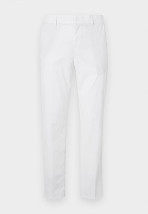 Biele slim-fit nohavice s pútkami na opasok a bočnými vreckami, zobrazené rozložené na svetlom pozadí.