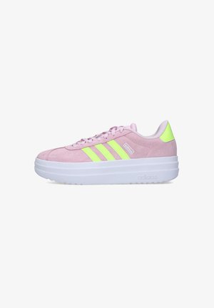 Rosa Wildleder-Sneaker mit neongrünen Akzenten, ausgestattet mit einem Drei-Streifen-Design und einer dicken weißen Gummisohle.