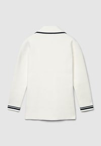 Weißes, langärmliges Strickoberteil mit Kragen, das schwarze Streifen am Kragenrand und an den Ärmelbündchen aufweist, von hinten gezeigt.