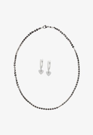 Ezüst lánc nyaklánc kapoccsal és texturált mintával; hozzá illő, szív alakú fülbevalók kis kő díszítéssel.