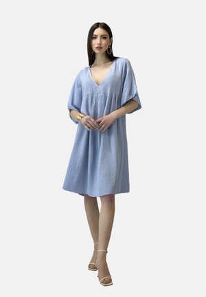 Abito di cotone azzurro chiaro con vestibilità ampia, scollatura a V e maniche corte. Presenta un tessuto testurizzato e una vita leggermente arricciata.