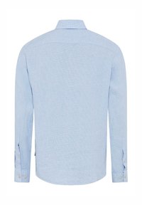 Camicia a maniche lunghe azzurro chiaro con un motivo a quadri texture, colletto a punta e orlo rotondo. Presenta polsini con bottoni e un unico spallone posteriore.