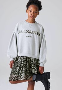 Hall gray sweatshirt, millel "ALLSAINTS LONDON" leopard print'is. Kombineeritud kihilise oliivrohelise leopardiprindiga seeliku ja mustade puusaботикеси'ga.