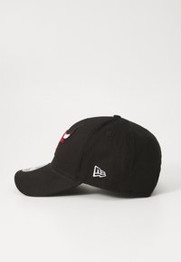 Gorra de béisbol negra con visera curvada, que presenta un logotipo bordado en rojo en la parte frontal y un pequeño logotipo blanco en el lateral. Material de algodón.