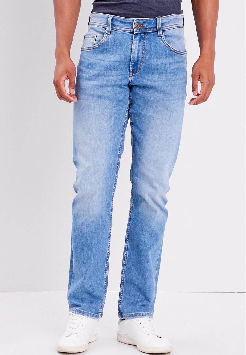 Vaaleansiniset farkut, joissa on klassinen suora lahje, viisi taskua, erottuva ompelu sekä vetoketjuflappi nappikiinnityksellä.