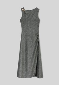 Robe sans manches grise scintillante avec un col arrondi, ornée de trois boutons décoratifs sur l'épaule gauche et une fente sur le côté.