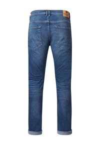 Blå denimjeans med en avsmalnande passform, med uppvikt nederkant, två bakfickor och en märkesläderlapp vid midjan.