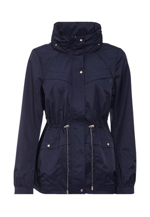 Giacca a vento blu scuro con colletto alto, vita regolabile con cordini, due tasche frontali e dettagli in metallo color argento. Texture del tessuto morbida.