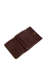 Portafoglio in pelle marrone con una superficie liscia, dotato di scomparti per carte e chiusura a scatto. Presenta un design minimalista e un layout interno ben organizzato.