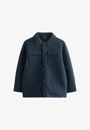 Mornarsko modra flis jakna s ovratnikom, dvema prsnikoma, sponkami in teksturirano tkanino, ki ima raven kroj in dolge rokave.