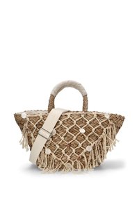 Bolso de paja trenzada con forma triangular, acentos de flecos en color crema, asa redonda en la parte superior y correa de lona ajustable con un hebilla de metal.