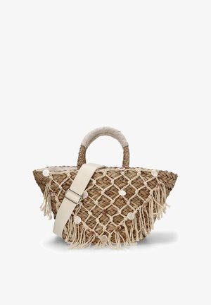 Bolso de paja trenzada con forma triangular, acentos de flecos en color crema, asa redonda en la parte superior y correa de lona ajustable con un hebilla de metal.