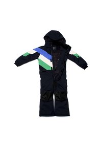 Tuta da neve intera color blu navale con strisce diagonali verdi, blu e bianche, dotata di cappuccio, zip e pannelli rinforzati neri sulle ginocchia.