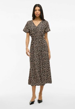 Robe maxi en imprimé léopard avec un décolleté en V, des manches courtes et une taille cintrée. Le tissu a une texture lisse et un design fluide.
