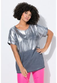 Metallic grå T-shirt med korte ærmer og rund halsudskæring, som har en gradient-effekt, der skifter til en mørkere nuance nederst.