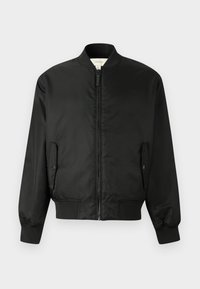Zwarte bomberjack van glad nylon met een rits aan de voorkant, ribbelboorden en -zoom, en zijzakken met kleppen.