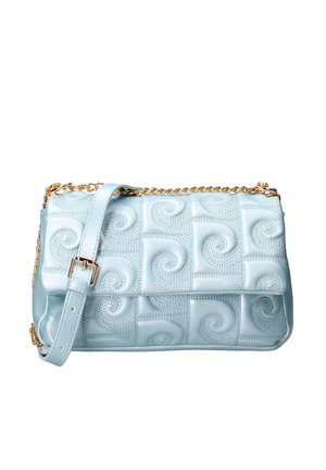 Sac à main en cuir bleu clair avec un motif en spirale gaufré, une chaîne dorée et une forme rectangulaire structurée. Il est doté d'une fermeture à clapet sécurisée.