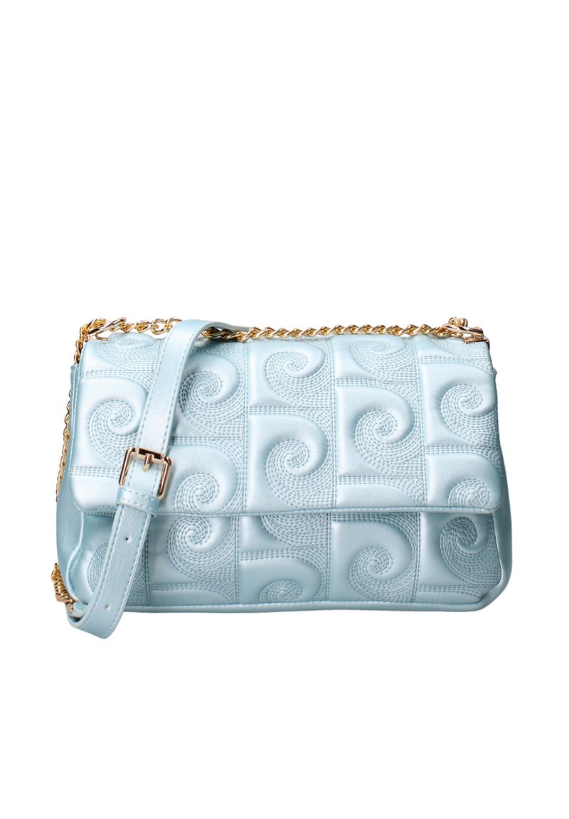 Borsa a tracolla in pelle azzurro chiaro con motivo a spirale in rilievo, tracolla in catena dorata e forma rettangolare strutturata. Presenta una chiusura a scatto sicura.
