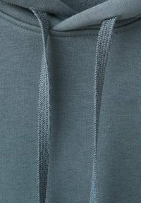 Szara bluza z kapturem, wyposażona w przednią kieszeń typu kangurka, teksturowane sznurki oraz miękką tkaninę o gładkim, dzianym wykończeniu.