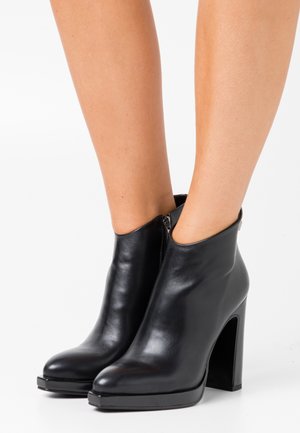 Laura Biagiotti, Bottines à talons hauts - black