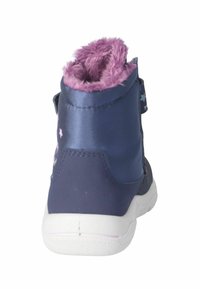 Botte pour enfant bleu marine avec un motif d'étoiles roses, doublure en fourrure violette et semelle blanche, vue de l'arrière.