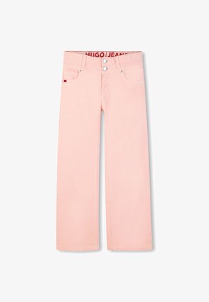 Jean rose pâle à jambes droites avec double boutons argentés, poches avant, passants de ceinture, et marquage "HUGO JEANS" à l'intérieur de la ceinture.